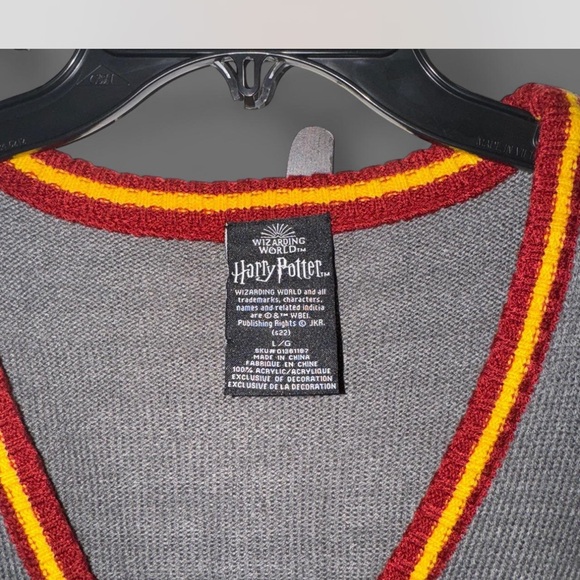 Harry Potter. Gray and Red Gryffindor Cardigan. Men’s size large - Picture 2 of 3